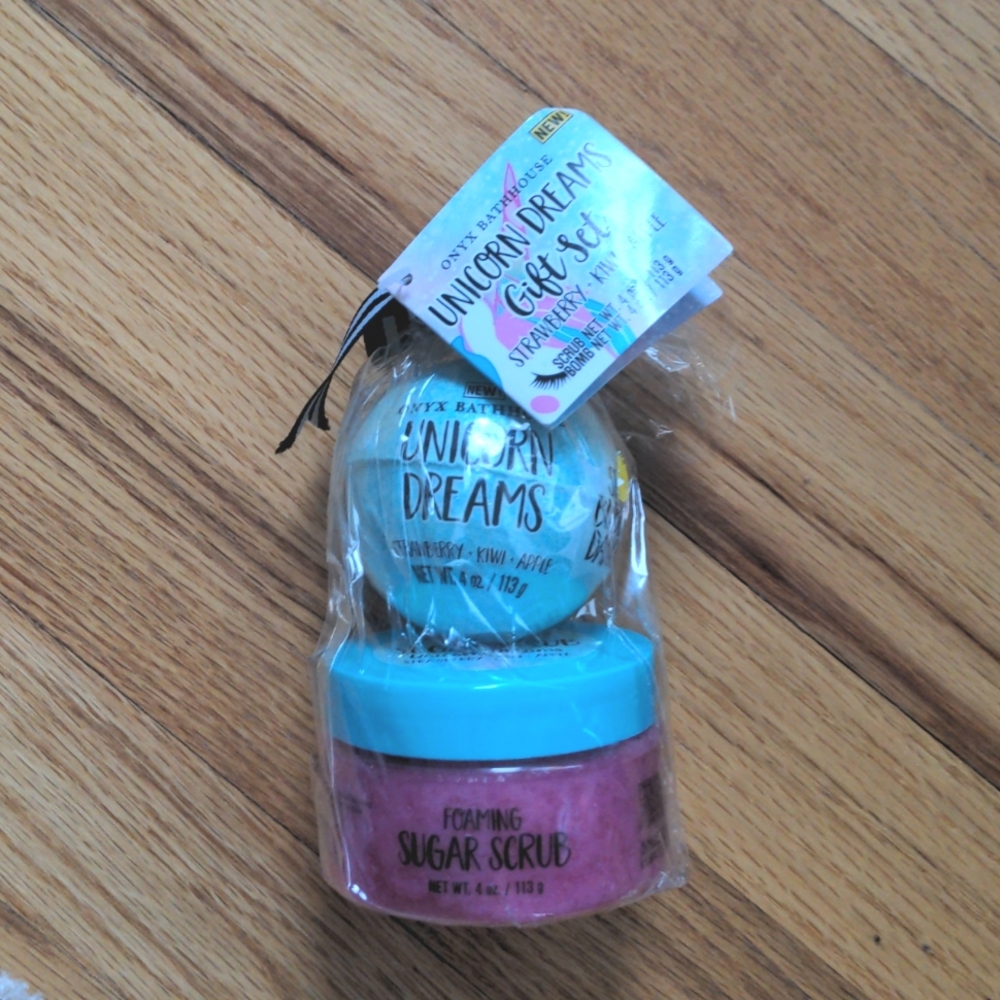 NIP Unicorn Dreams Bath Bomb and Body Scrub Gift Set